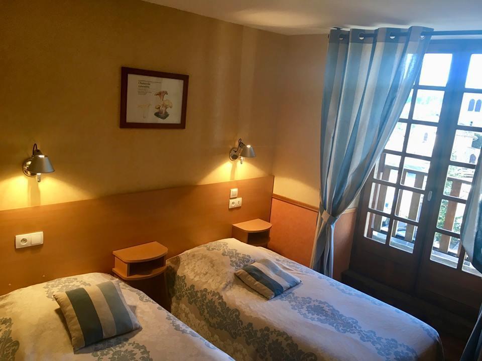 Hotel La Clairiere Chambon-sur-Dolore ภายนอก รูปภาพ